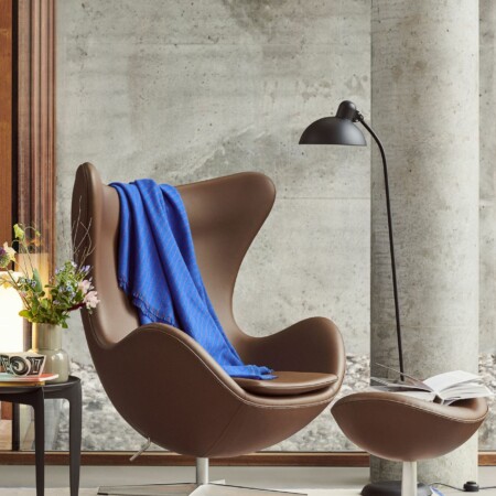 Eggchair Fusshocker, Anilin-Leder, Entwurf Arne Jacobsen 1956